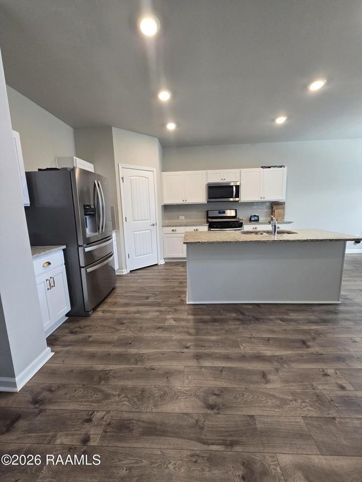 219 S Lakepointe Dr - Photo 4 of 14
