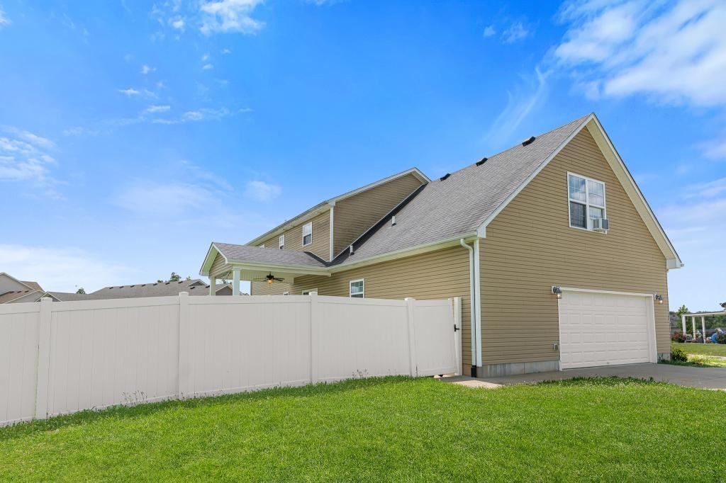 201 Butterfield Dr - Photo 4 of 47