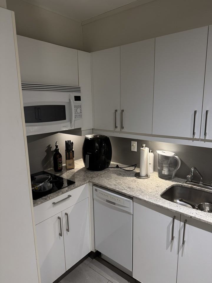 2170 Avenue Lincoln #1101 - Photo 3 of 9
