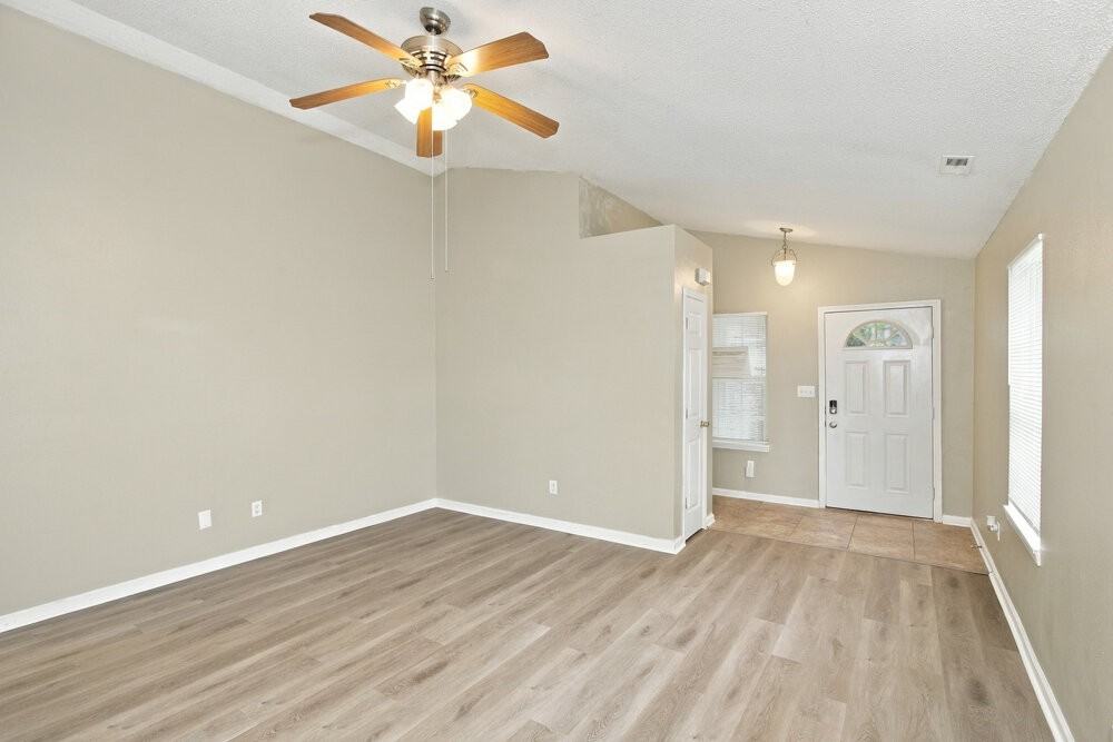 652 Cloverfield Ln - Photo 4 of 16