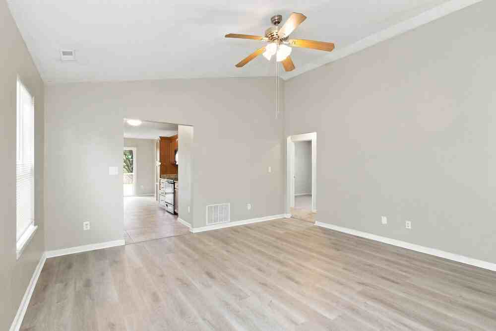 652 Cloverfield Ln - Photo 5 of 16