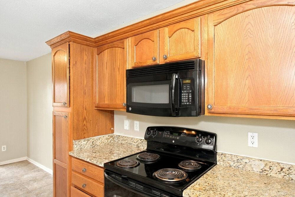 652 Cloverfield Ln - Photo 7 of 16