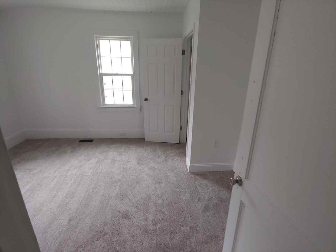 408 E Holt St - Photo 4 of 6