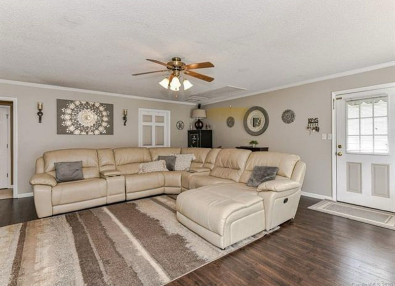 3131 Leicester Dr - Photo 4 of 16