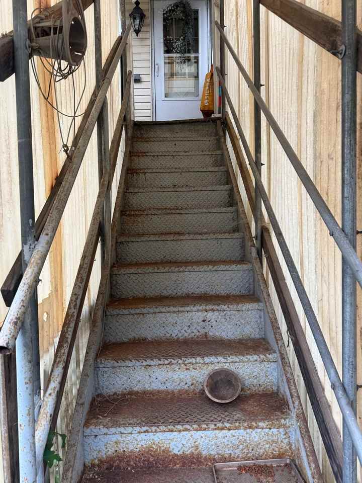 303 E Elm St - Photo 3 of 10