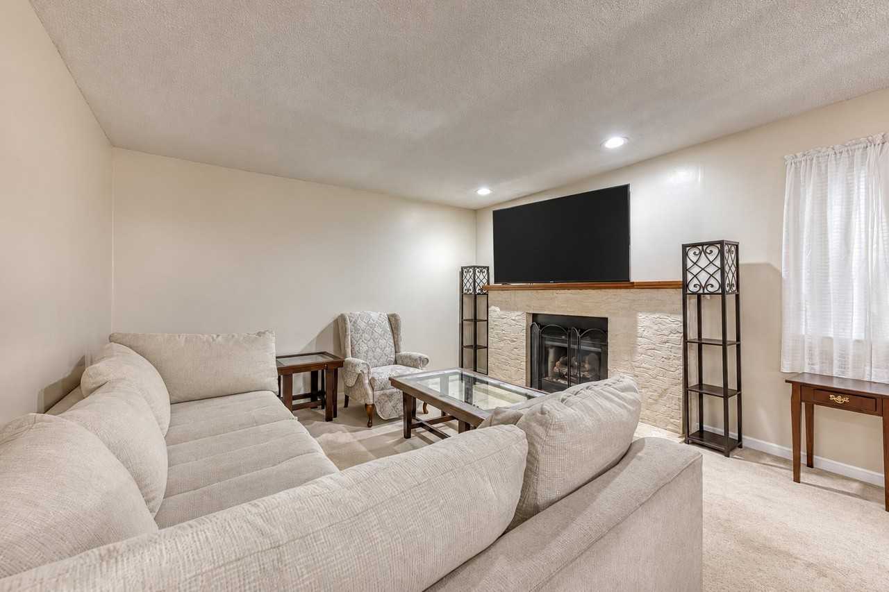1181 Pebble Dr - Photo 2 of 12