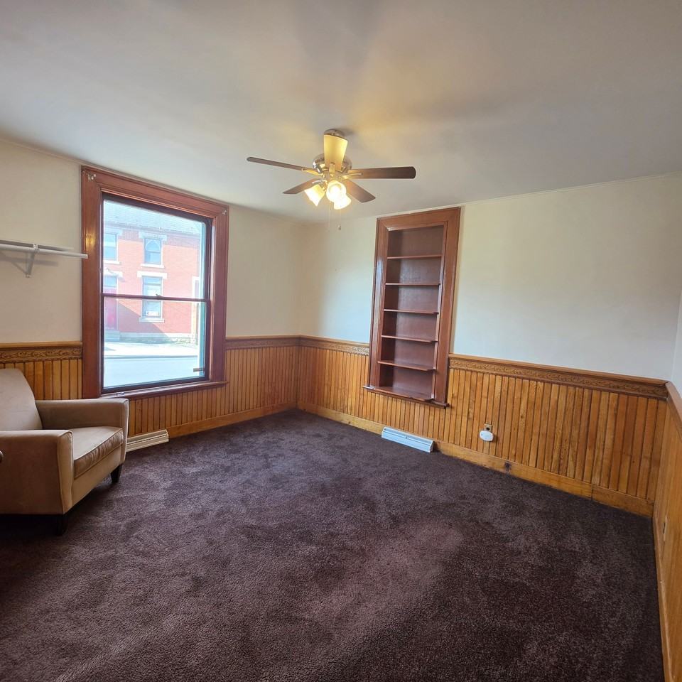 410 4th St - Photo 3 of 5