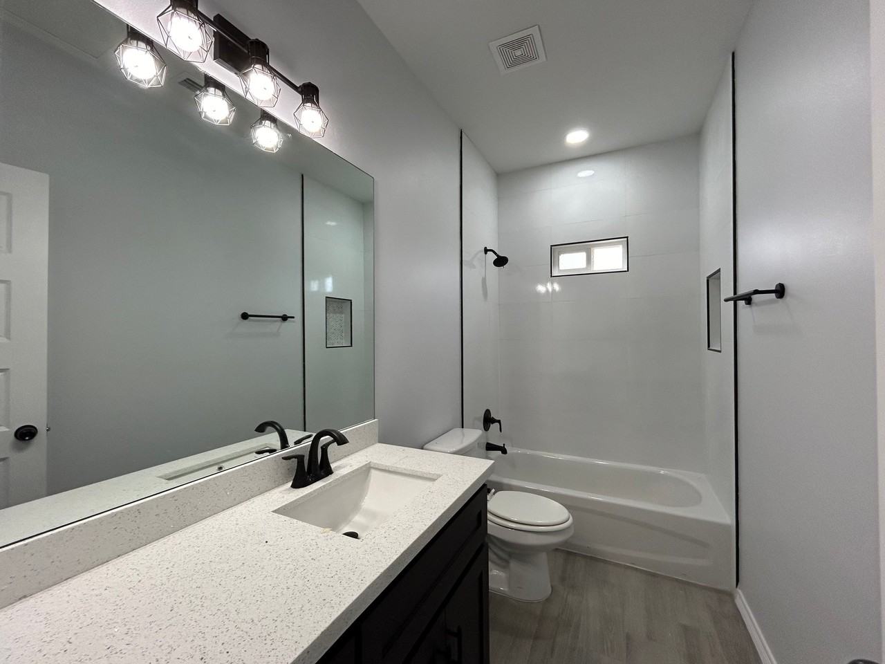 1409 S Michigan St #3 - Photo 4 of 6