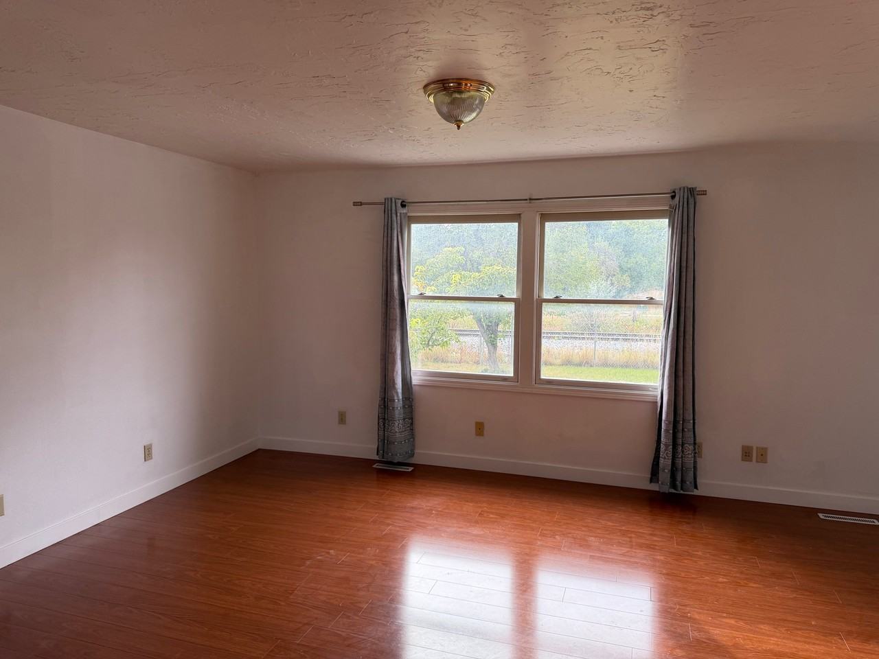 585 Sw - Photo 4 of 19