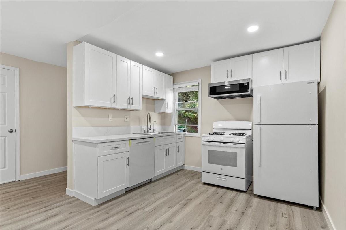 3652 Fredonia Dr #B - Photo 4 of 14