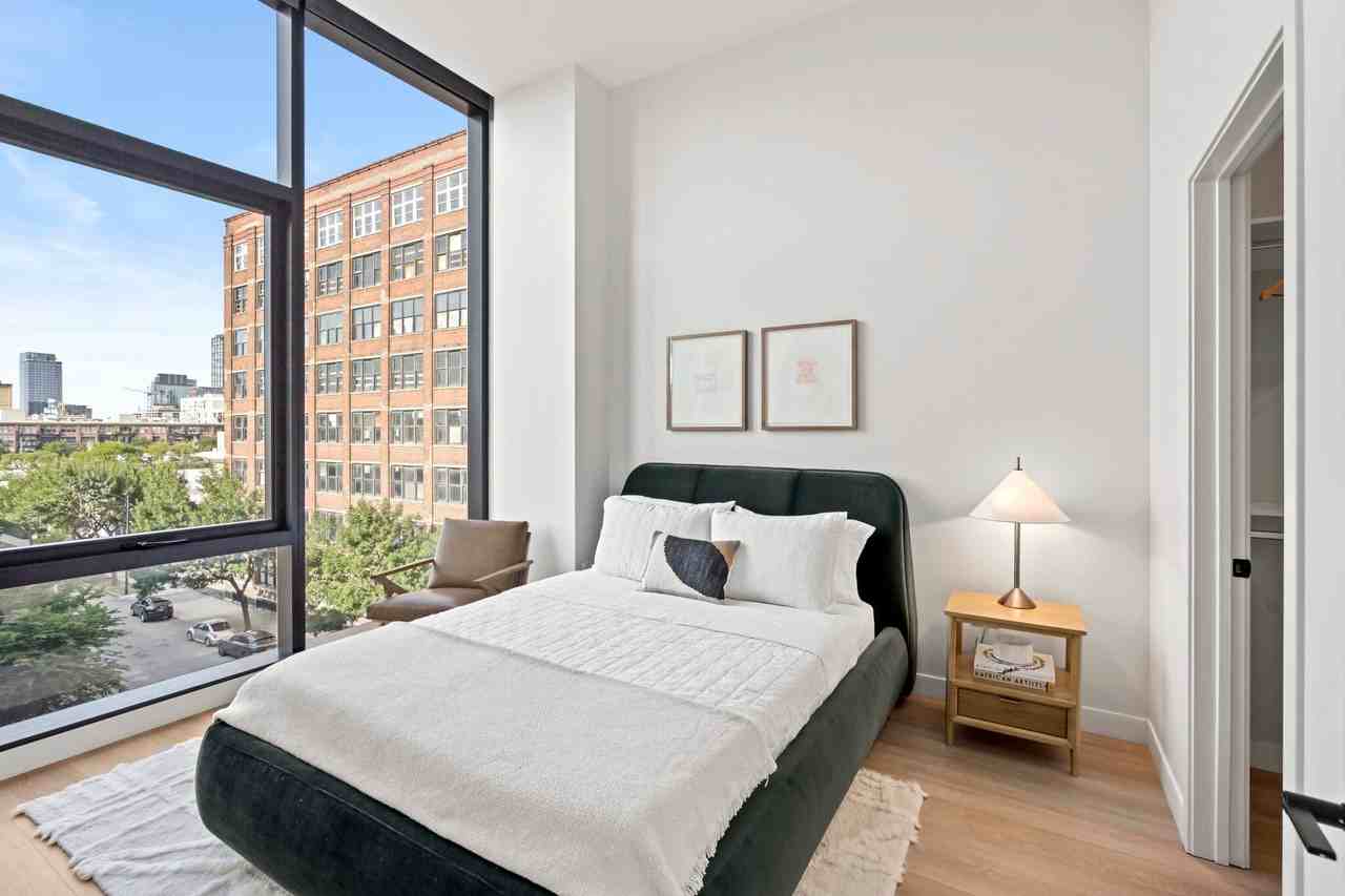 1083 W Van Buren St #1111 - Photo 2 of 18