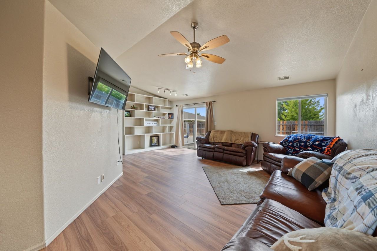 3163 Pelton Dr - Photo 3 of 17