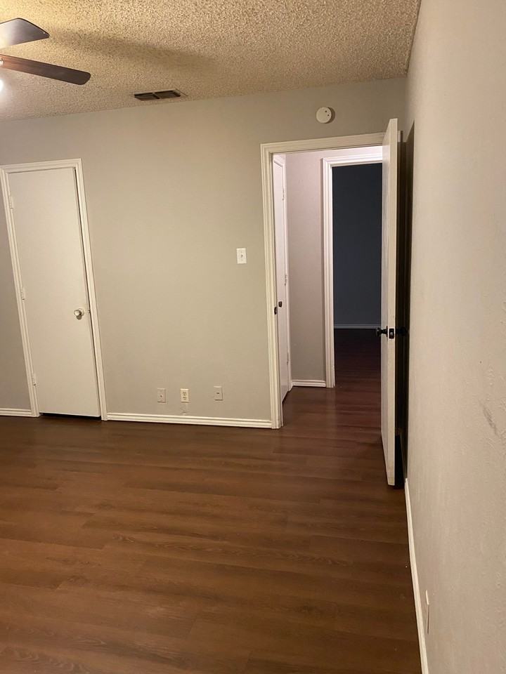 2022 Granbury St #2022 - Photo 5 of 11