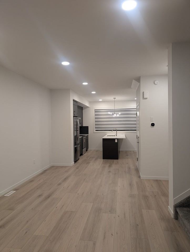 131 30 St Sw - Photo 2 of 3