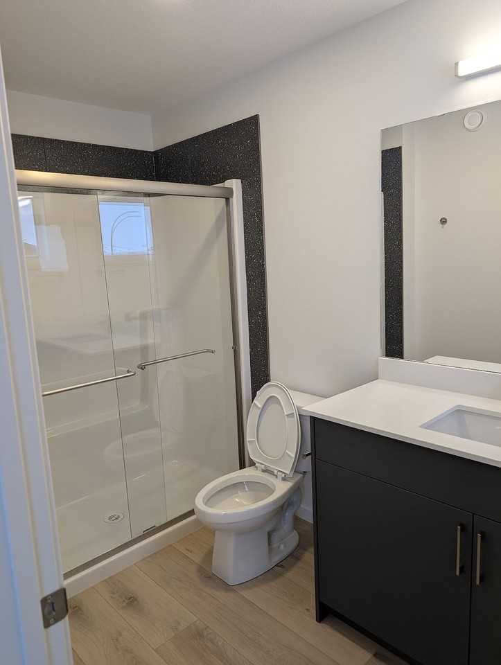 131 30 St Sw - Photo 3 of 3