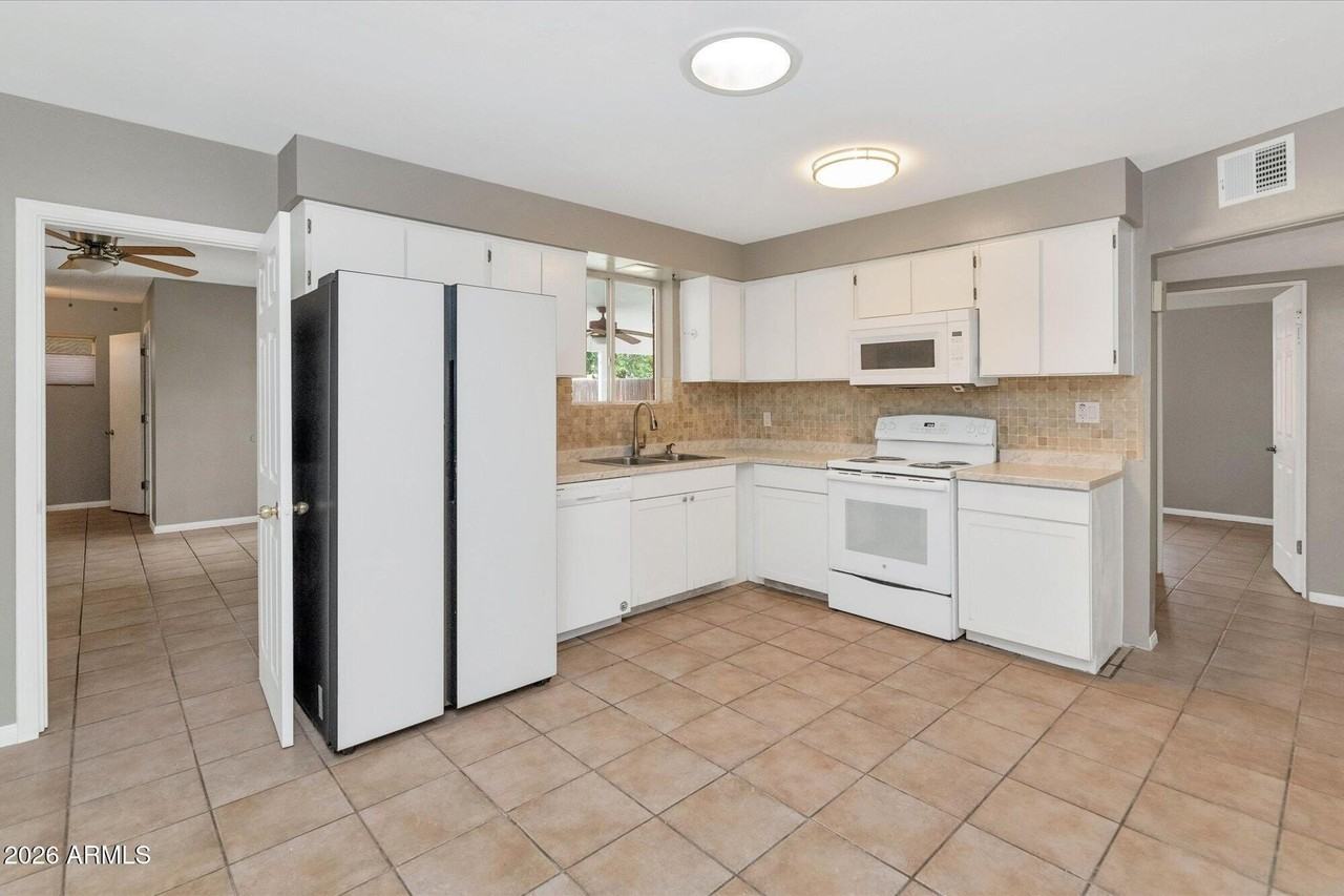 1127 S Una Ave - Photo 6 of 32