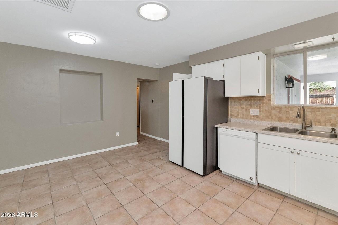 1127 S Una Ave - Photo 7 of 32
