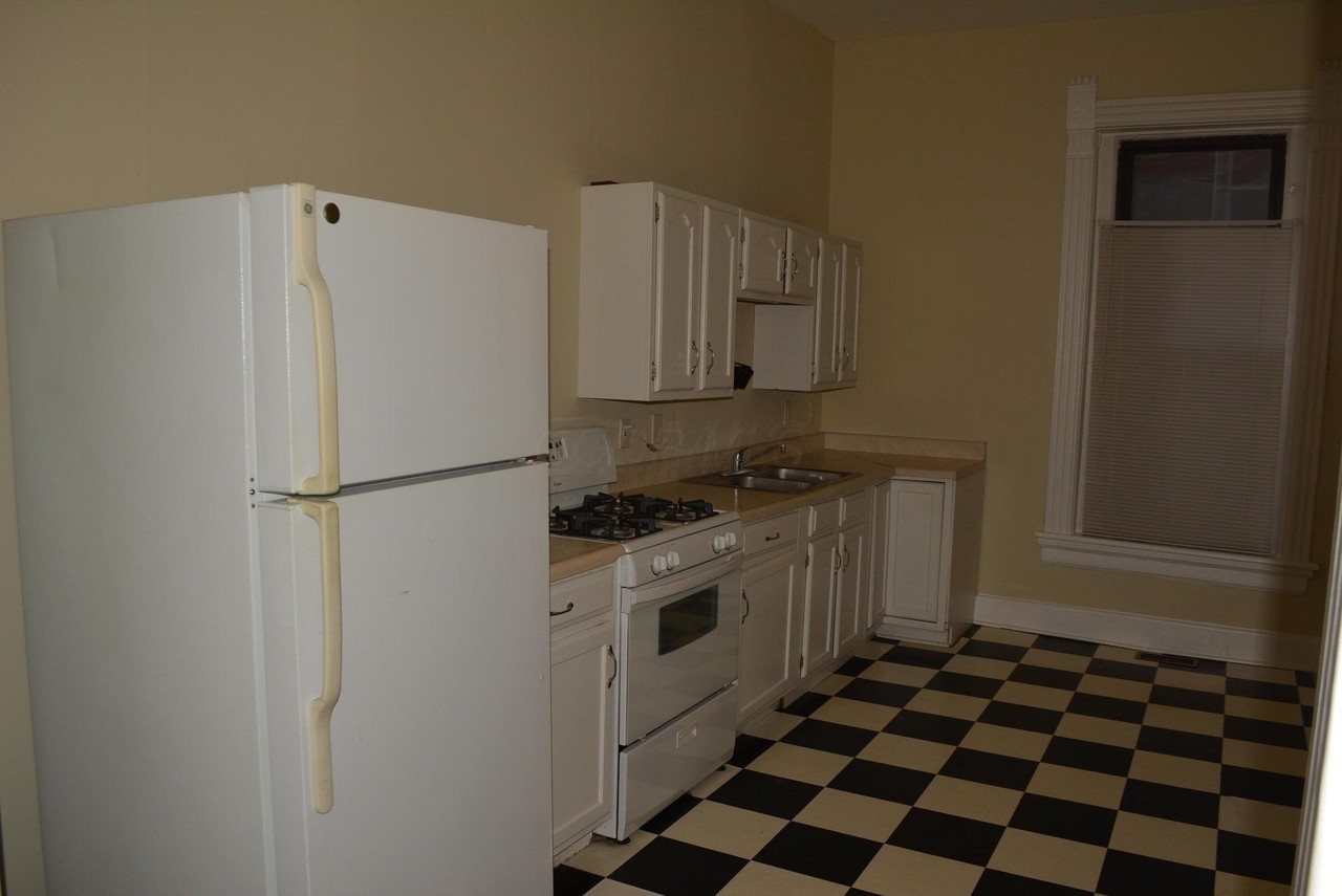 1353 Highland St - Photo 6 of 10