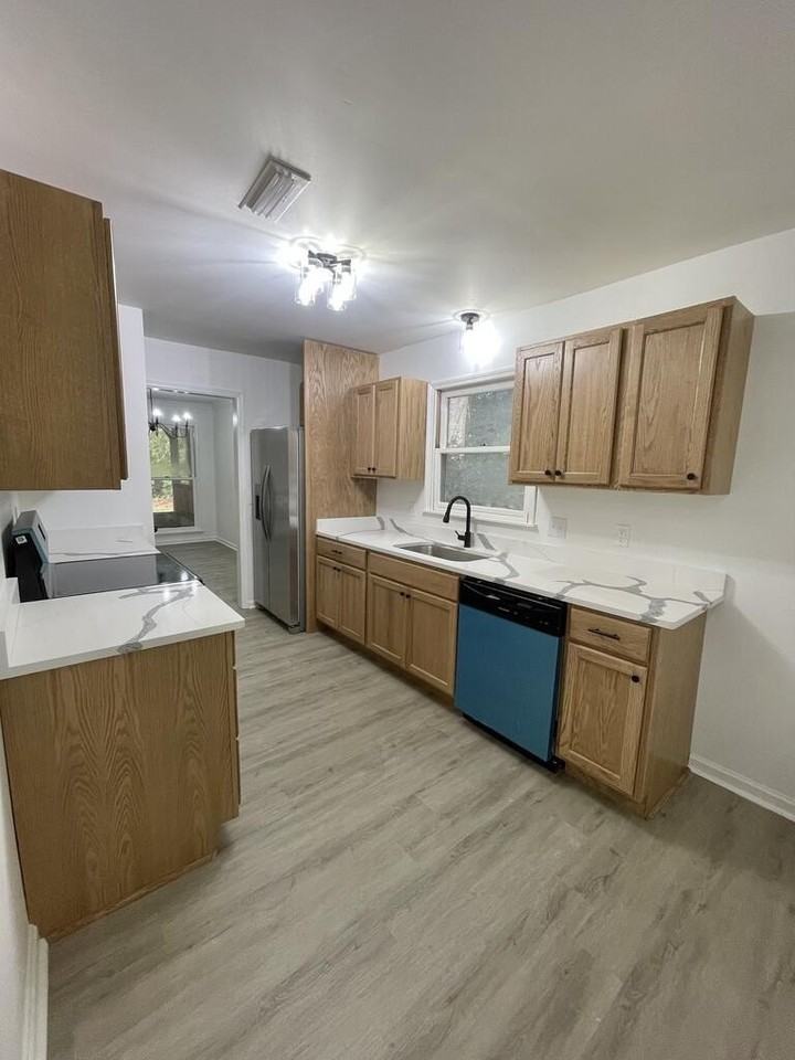 122 Emerald Lake Dr - Photo 4 of 15