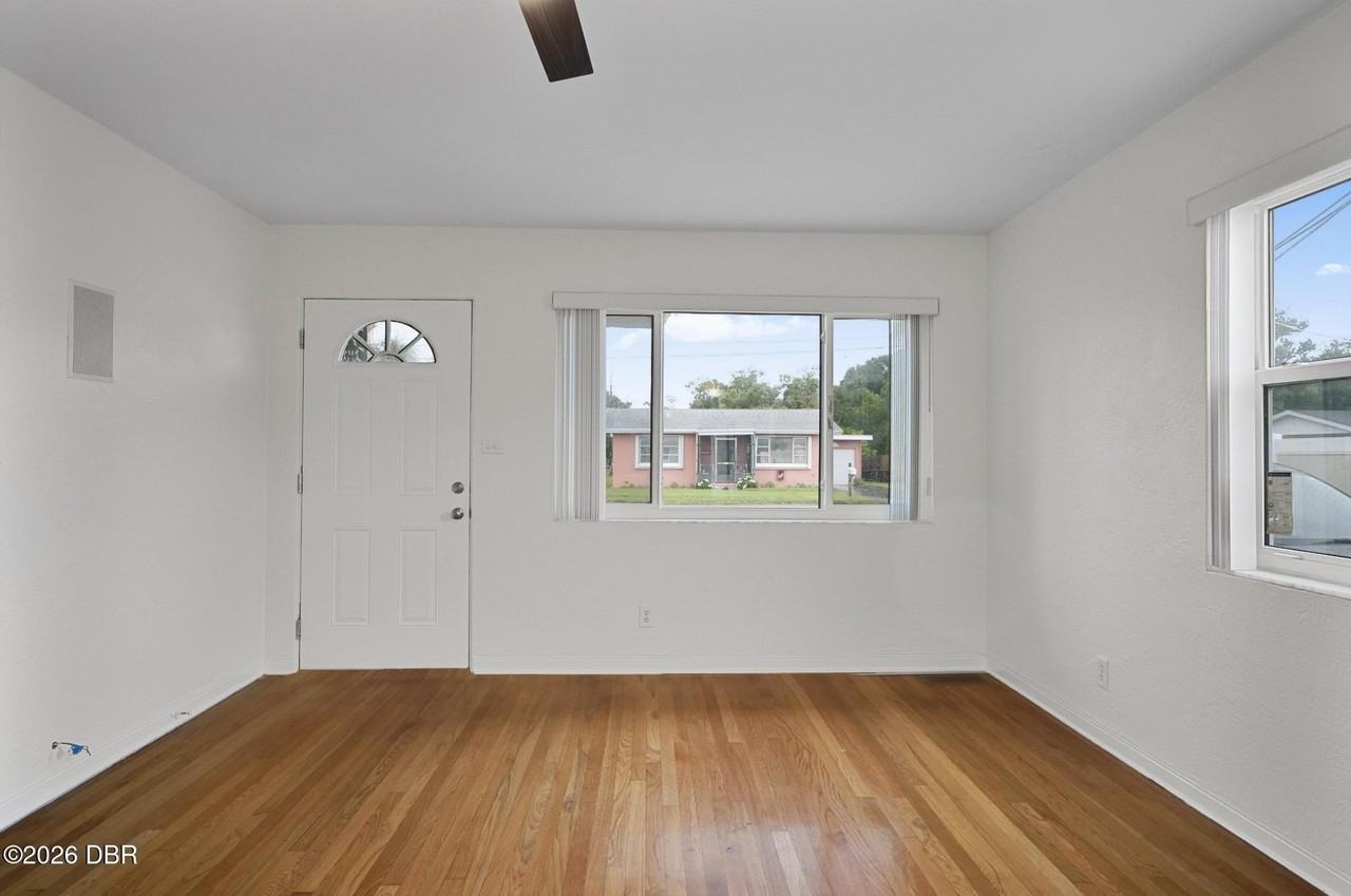 1541 Daytona Ave - Photo 3 of 32