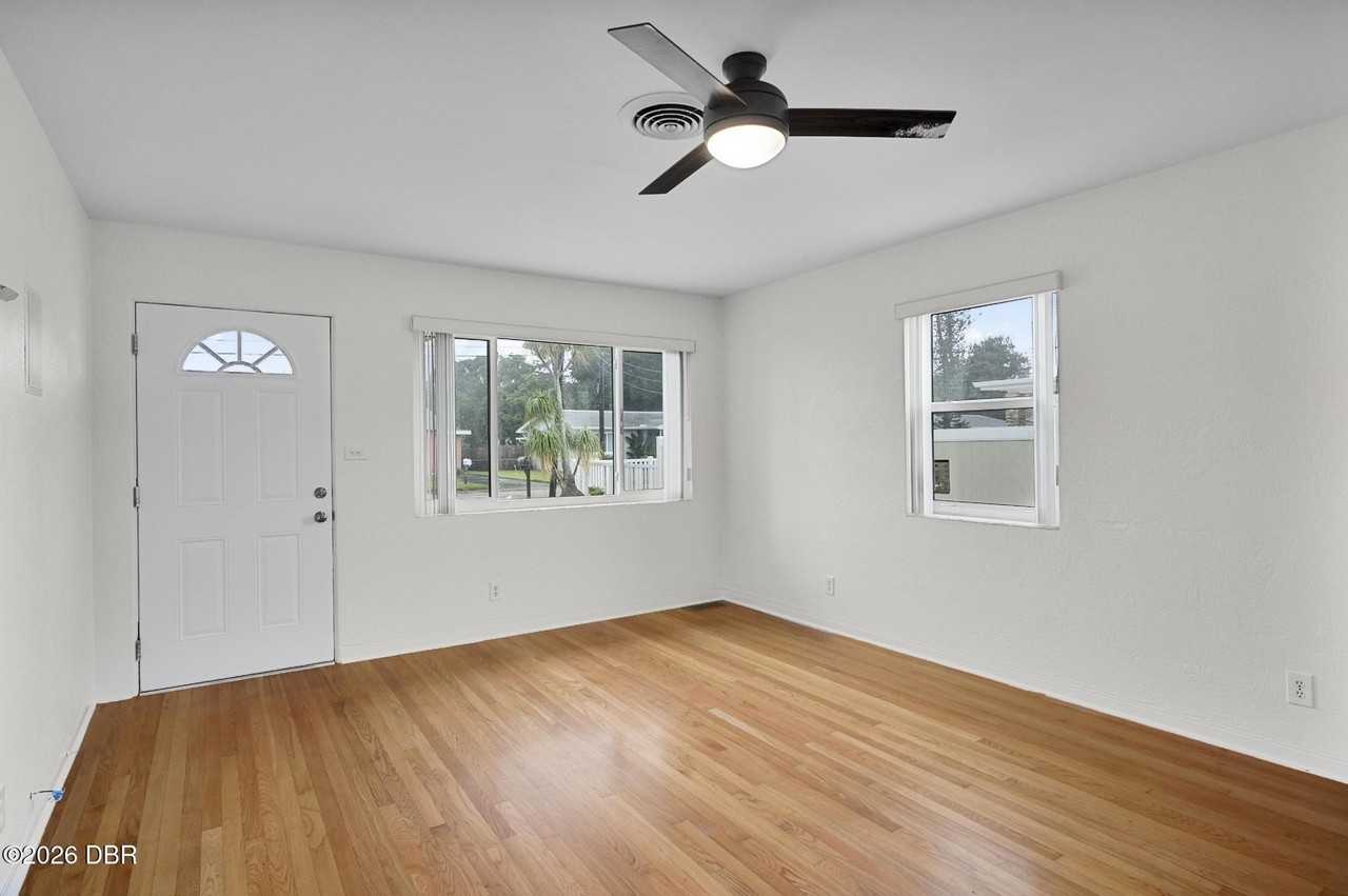 1541 Daytona Ave - Photo 4 of 32