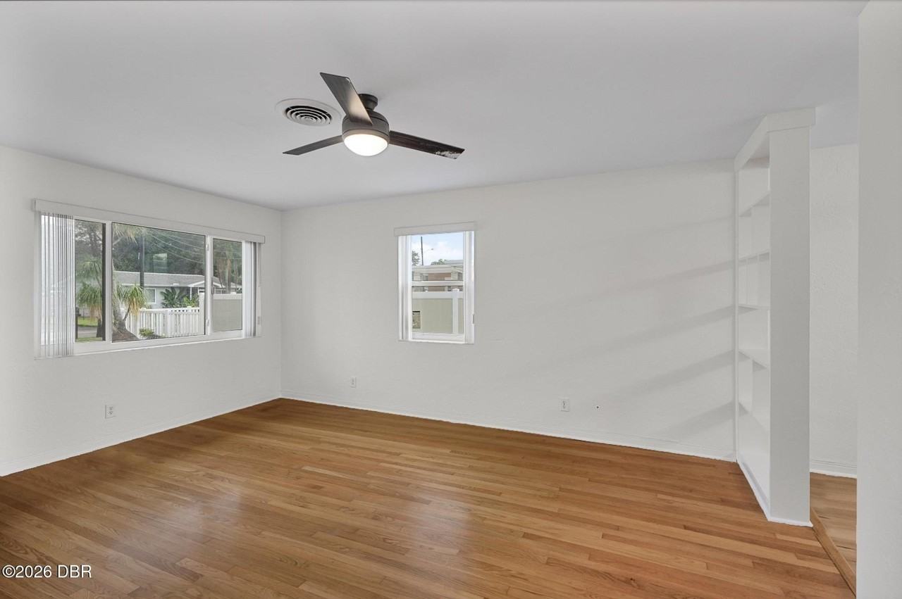 1541 Daytona Ave - Photo 5 of 32