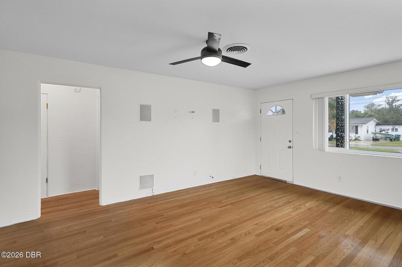 1541 Daytona Ave - Photo 6 of 32