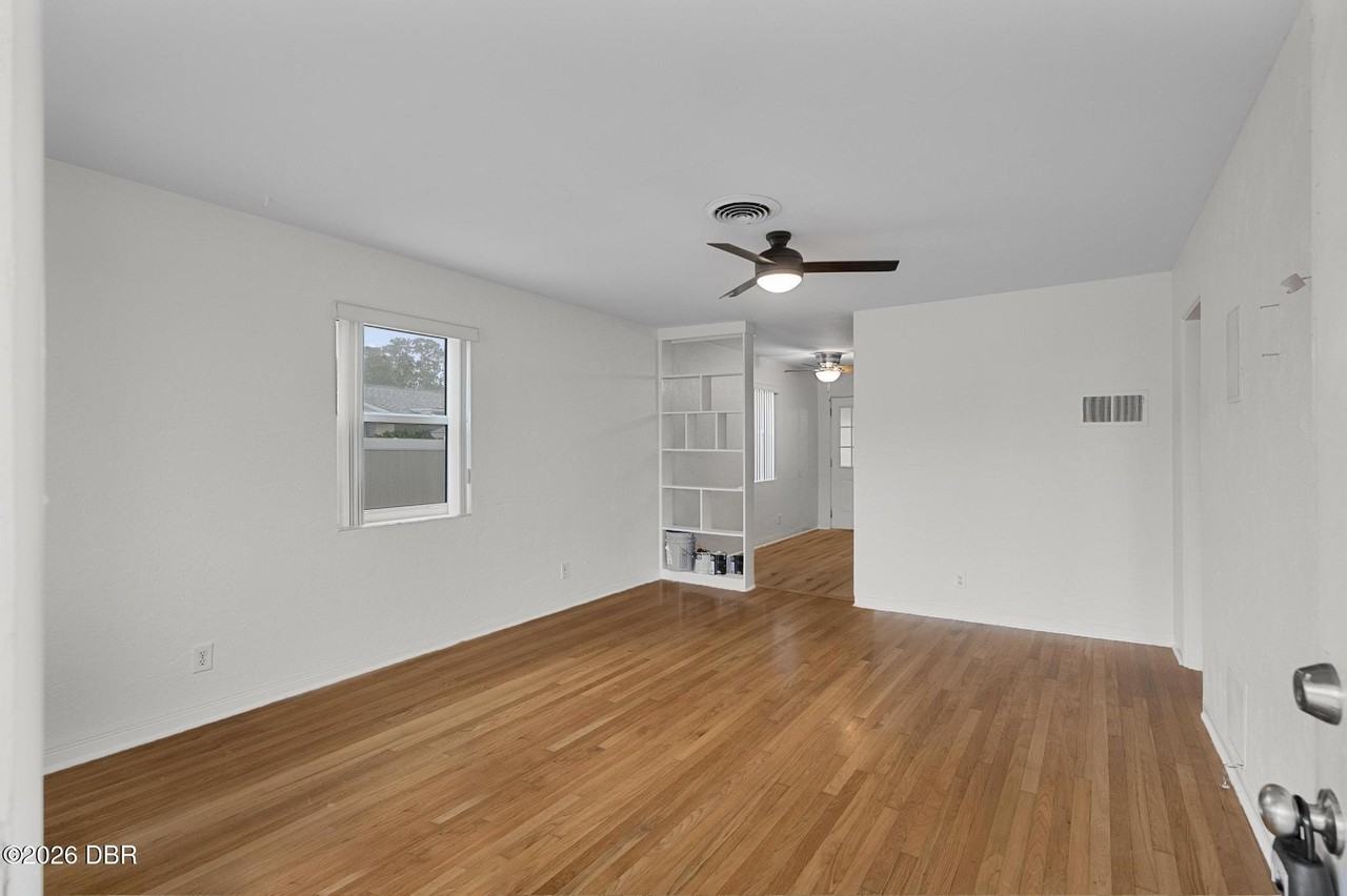1541 Daytona Ave - Photo 7 of 32