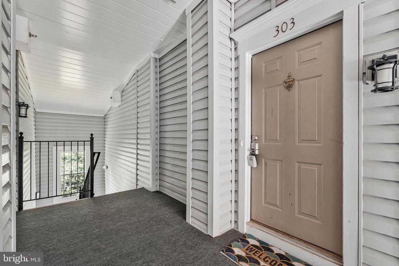 21799 Baldwin Sq - Photo 3 of 29
