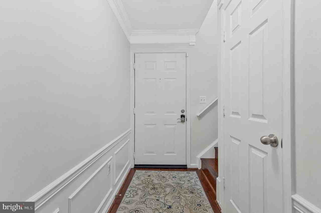 21799 Baldwin Sq - Photo 4 of 29