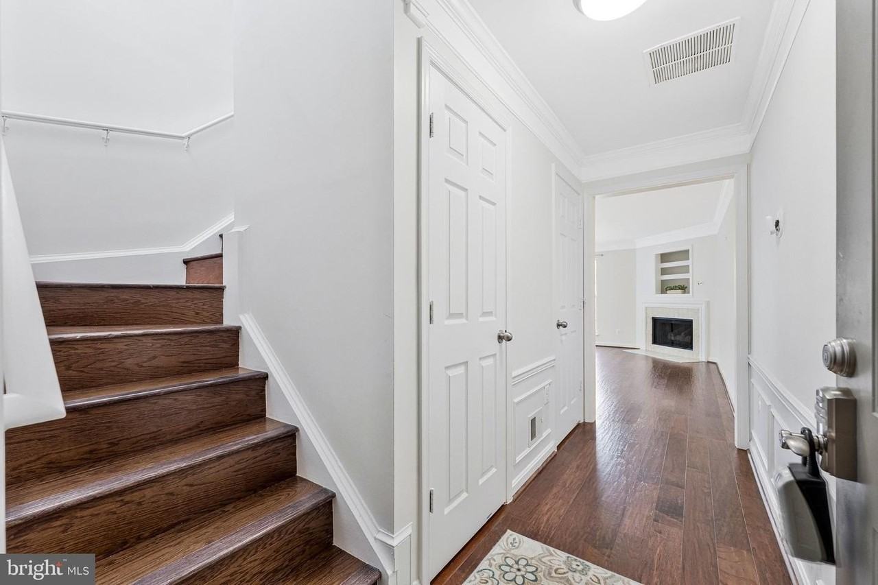 21799 Baldwin Sq - Photo 5 of 29