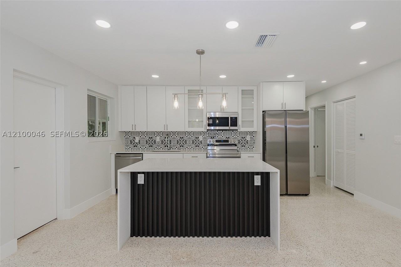 1025 Sw 11th St #1025 - Photo 2 of 18