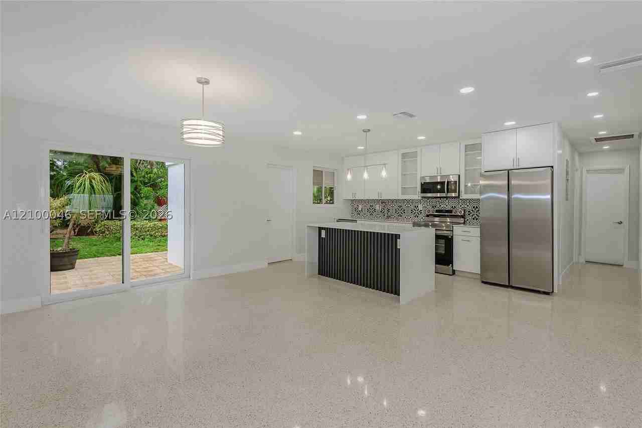 1025 Sw 11th St #1025 - Photo 3 of 18