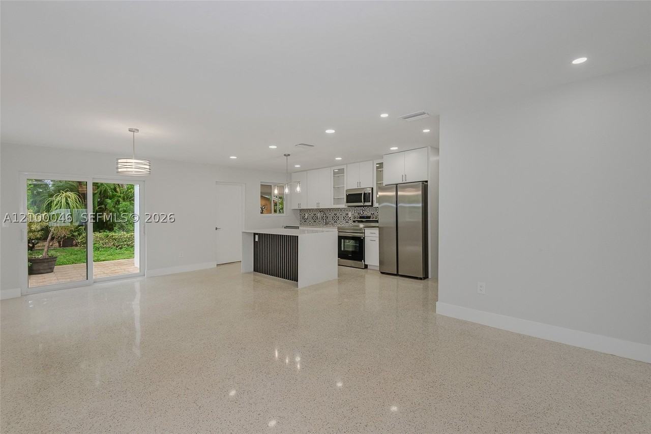 1025 Sw 11th St #1025 - Photo 4 of 18
