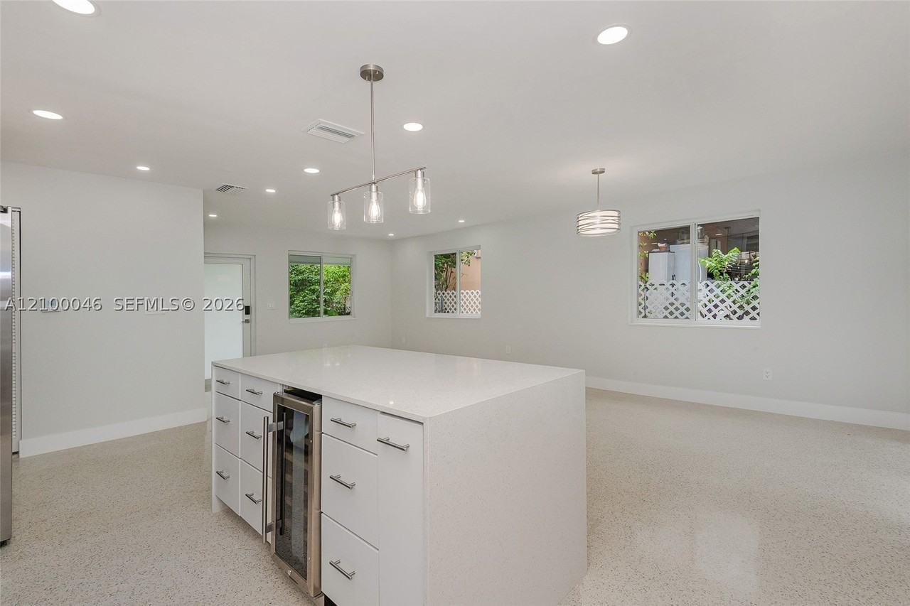 1025 Sw 11th St #1025 - Photo 5 of 18