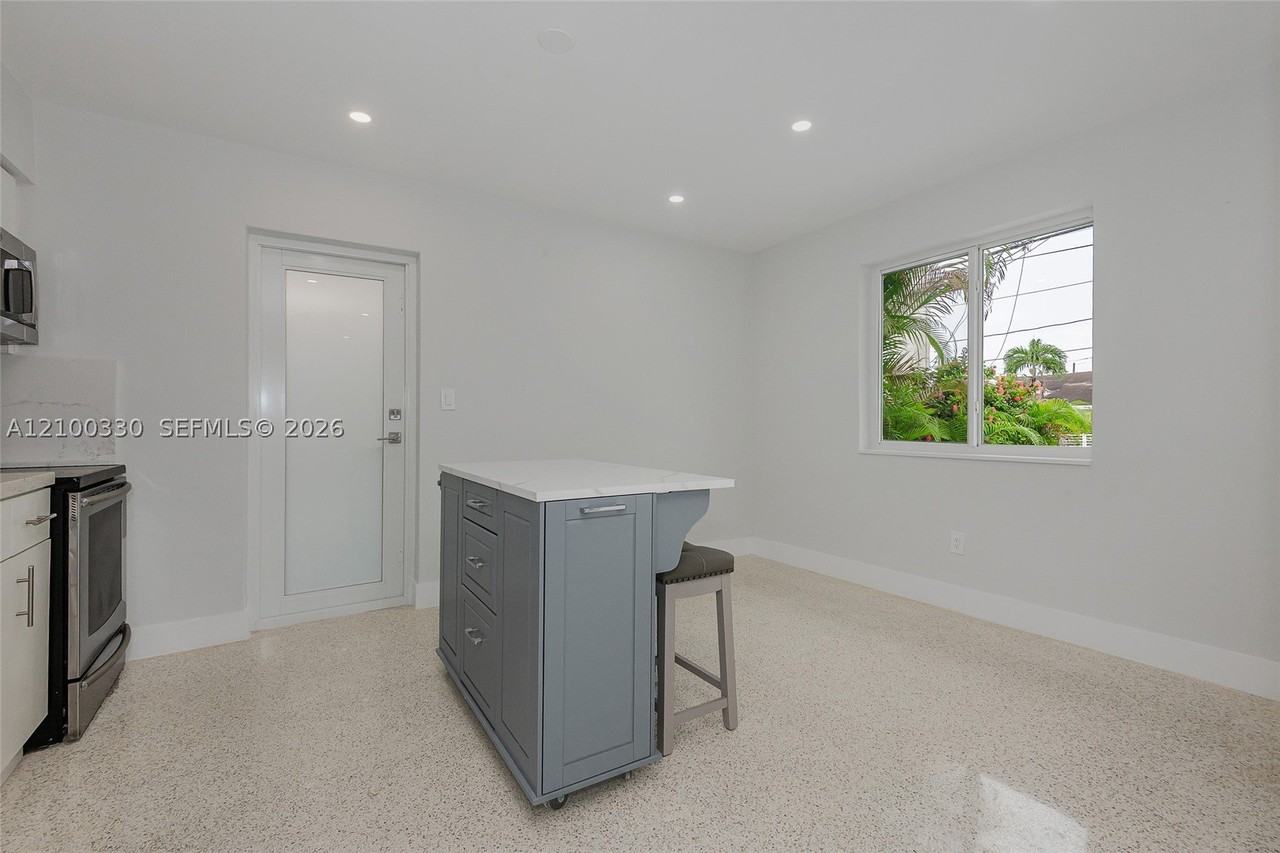 1023 Sw 11th St #1023 - Photo 4 of 13