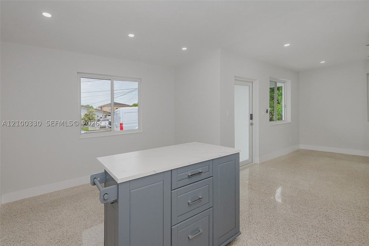 1023 Sw 11th St #1023 - Photo 5 of 13
