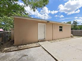 1514 E North Bay St #B - Photo 1 of 1
