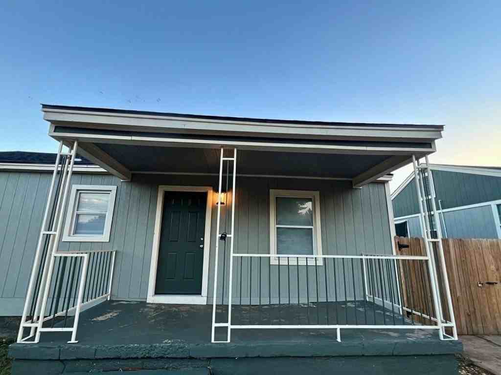 1804 Nw Baldwin Ave - Photo 3 of 14