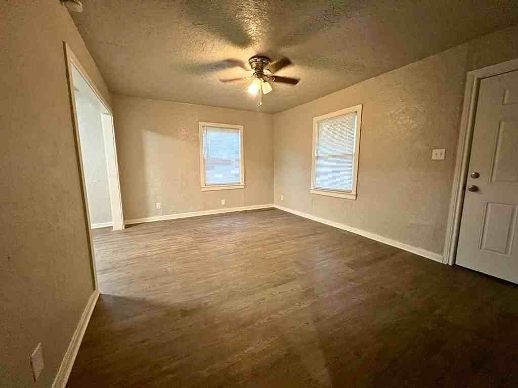 1804 Nw Baldwin Ave - Photo 4 of 14