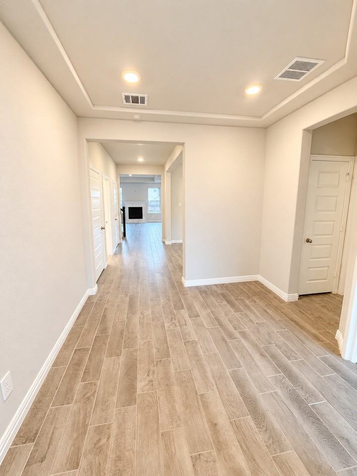 1410 Crossford Trl - Photo 2 of 25