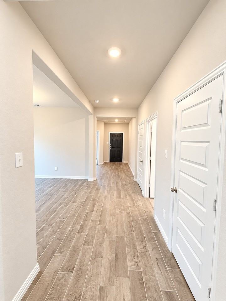 1410 Crossford Trl - Photo 3 of 25