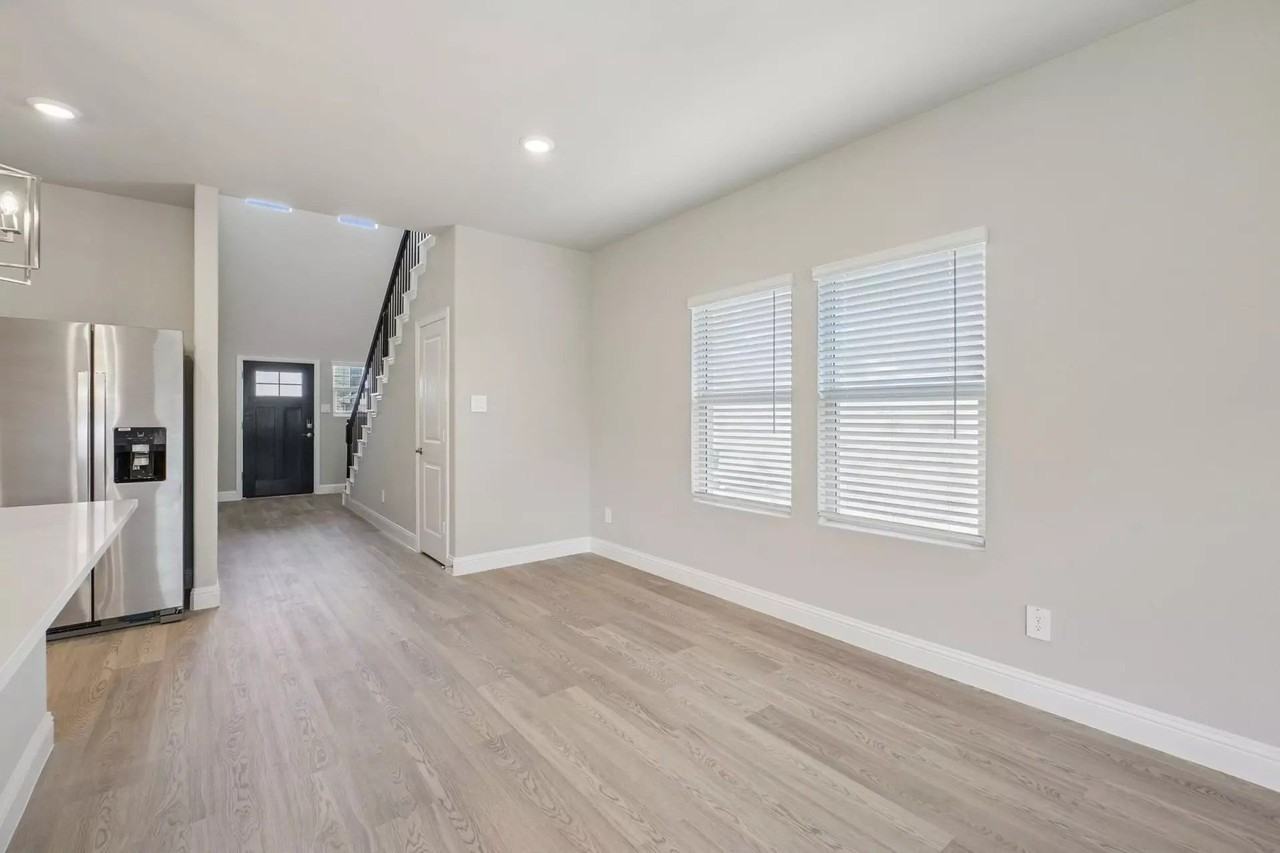 525 Blanton St - Photo 3 of 37