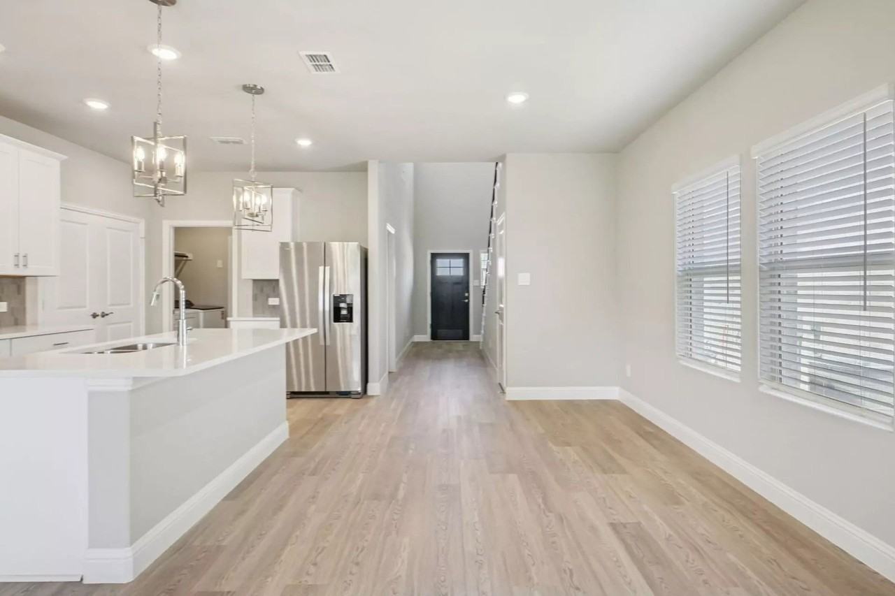525 Blanton St - Photo 4 of 37