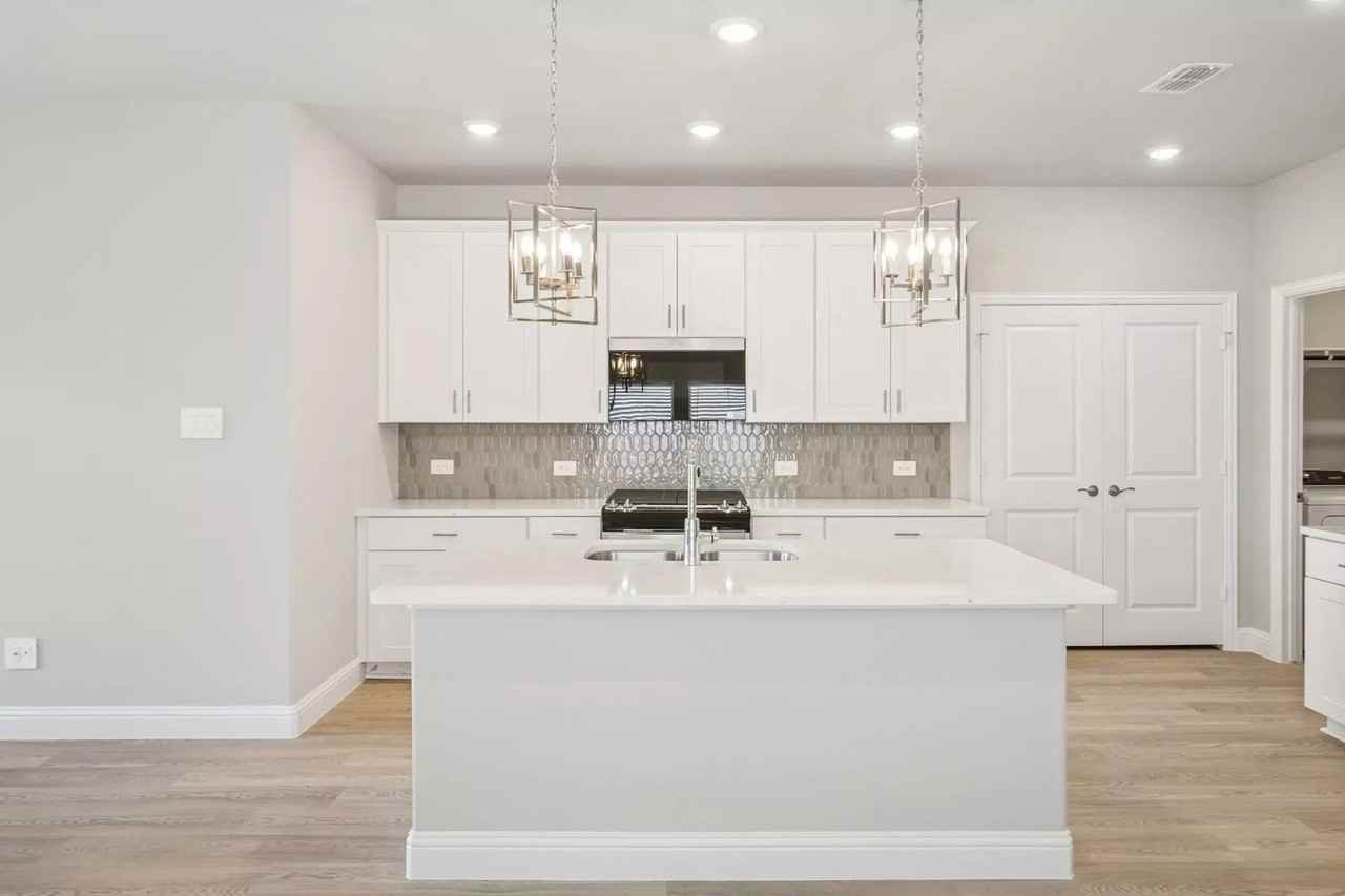 525 Blanton St - Photo 5 of 37