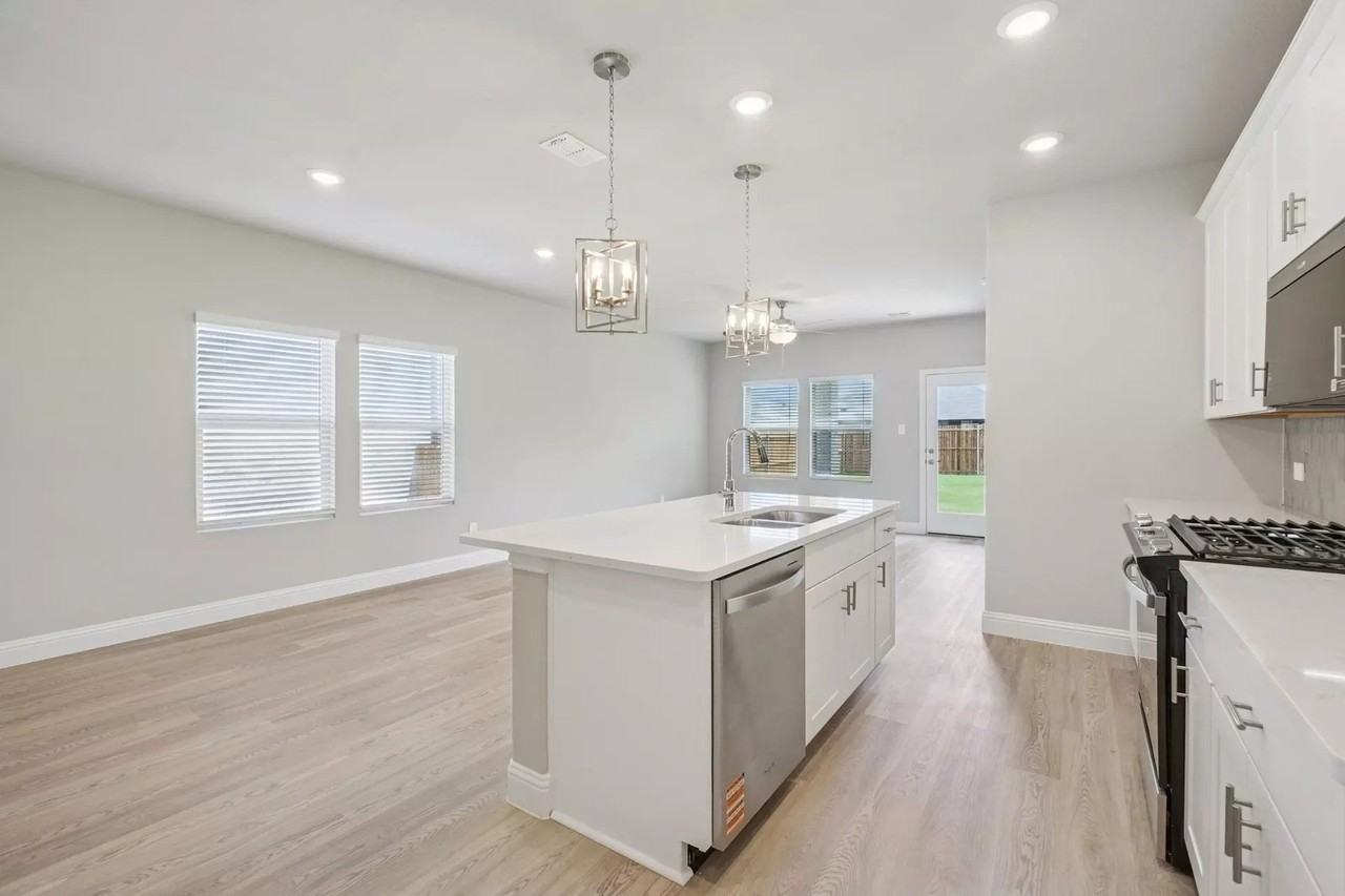 525 Blanton St - Photo 6 of 37