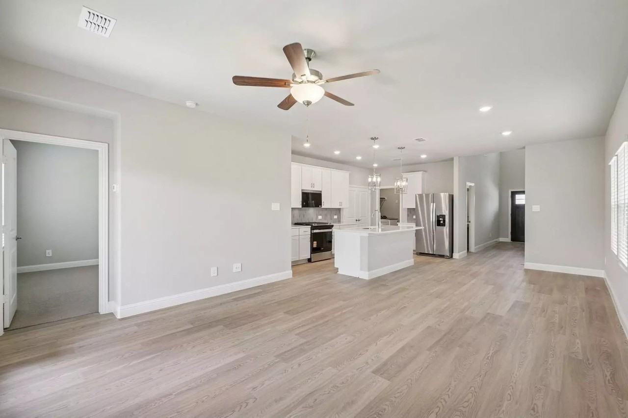 525 Blanton St - Photo 7 of 37