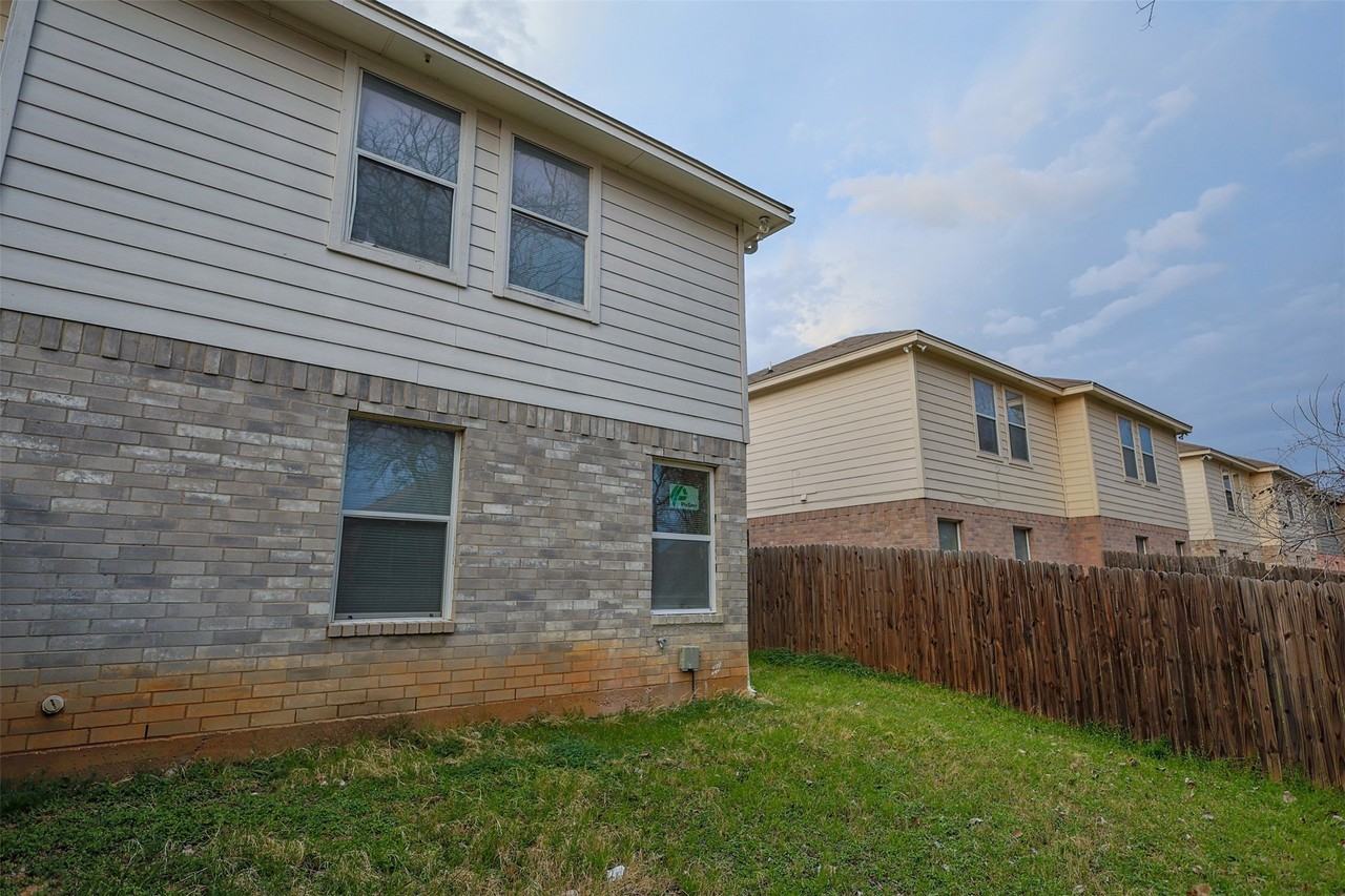 1208 Village Garden Dr - Photo 4 of 23