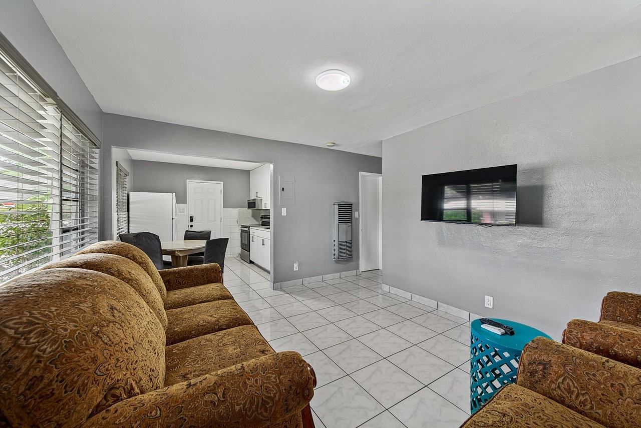 2312 Ne 4th St - Photo 3 of 33