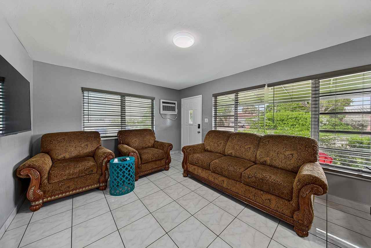 2312 Ne 4th St - Photo 4 of 33